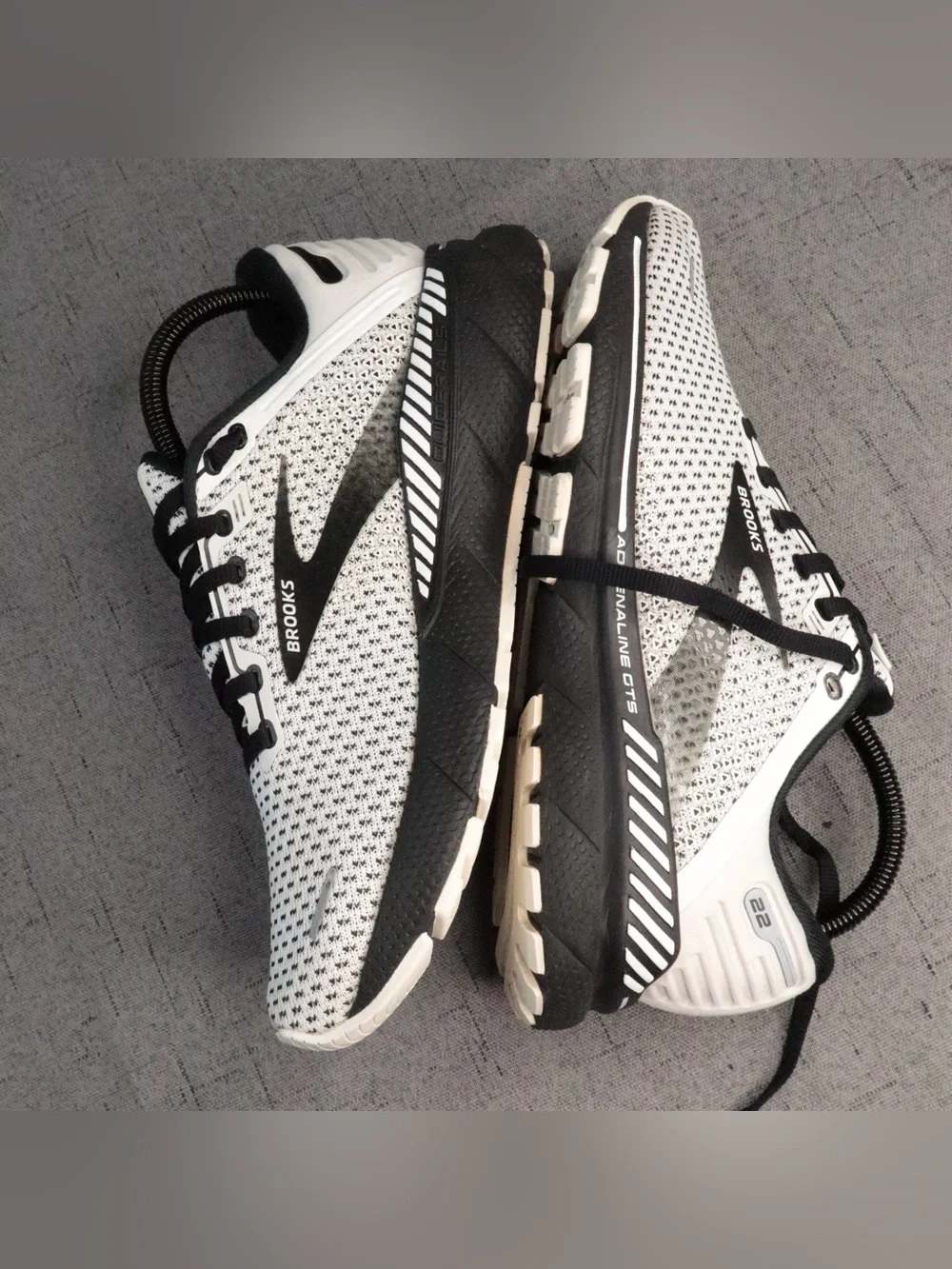 Brooks Adrenaline GTS 22 Running Shoes Women's Size 8.5 White Black Athletic
